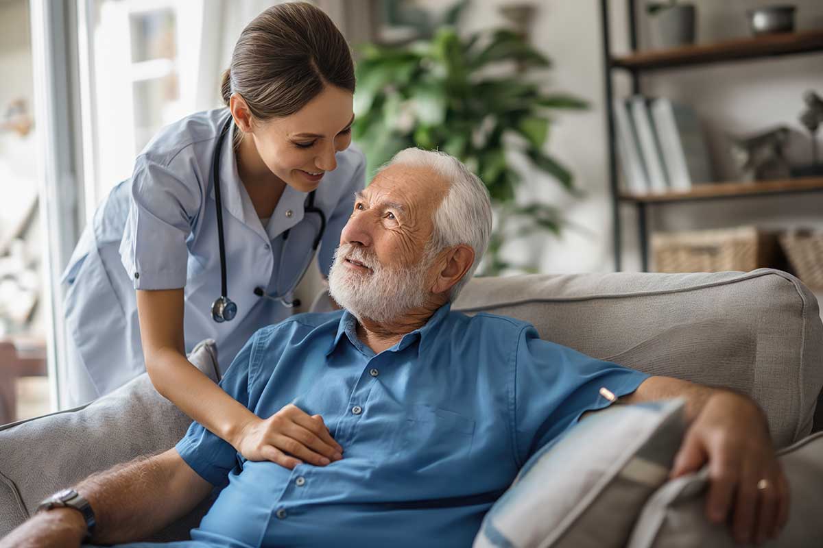 Senioren nehmen an einer sozialen Aktivität im Zentrum teil